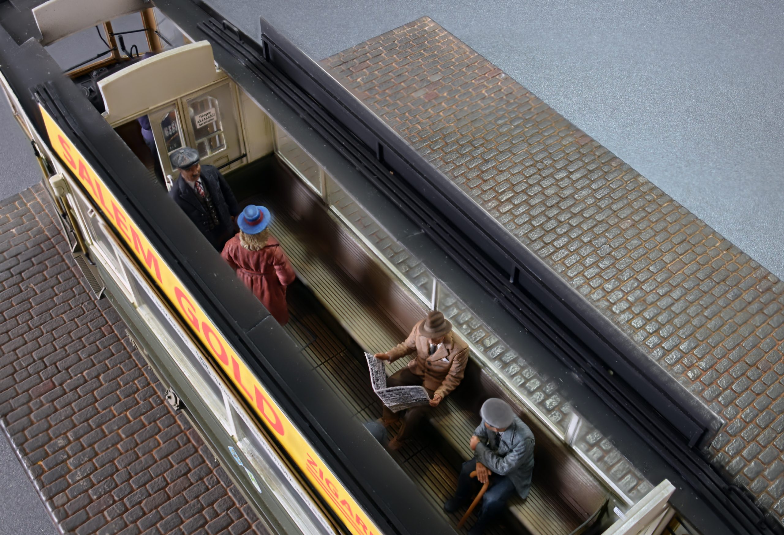 ak-interactive-1-35-european-tramcar-con-equipaggio-e-passeggeri-kit-modellismo- image 4