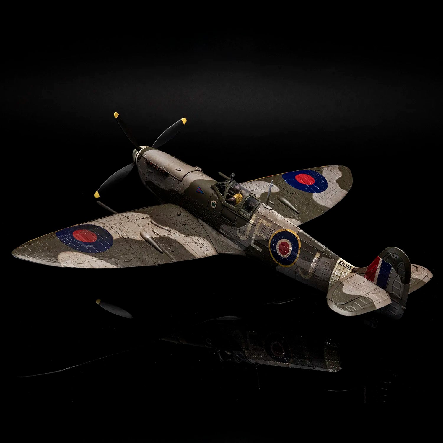 occre-supermarine-spitfire-mk-ixc-en398-1-24-kit-aereo-seconda-guerra-mondiale image 3