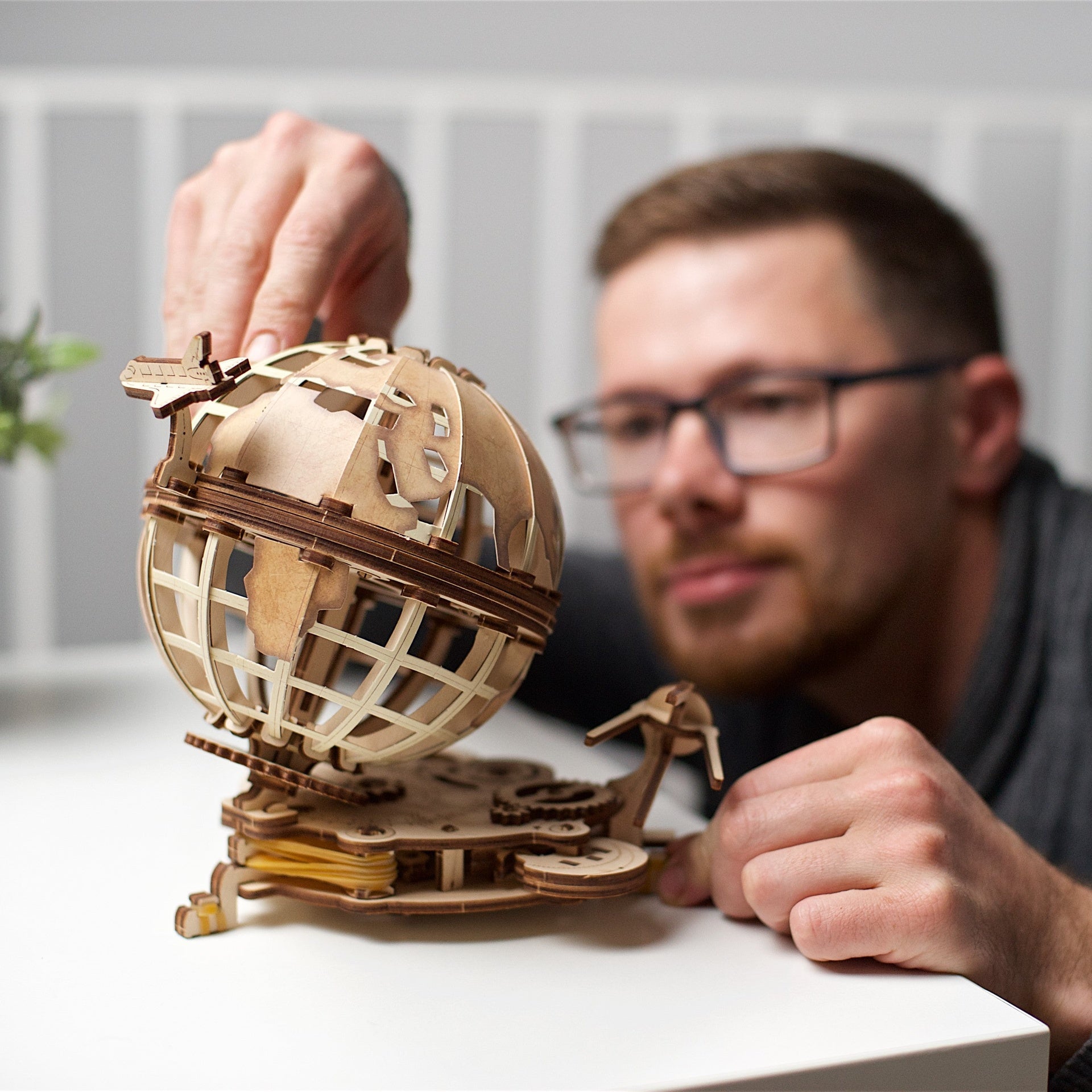 ugears-globus-mappamondo-meccanico-in-legno-da-costruire image 7