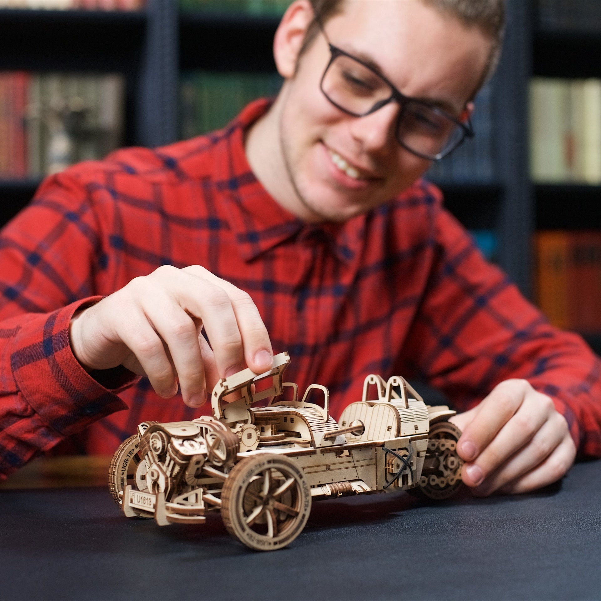 ugears-three-wheeler-ugr-s-kit-di-modellismo-in-legno-3d-moto-a-tre-ruote image 7