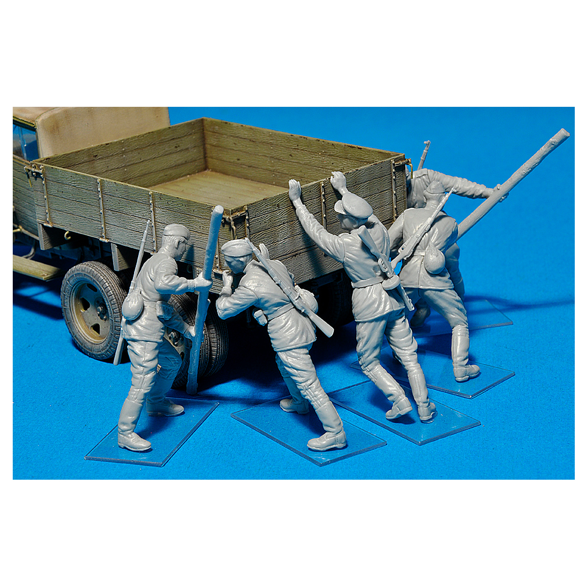 ak-interactive-1-35-pushing-soviet-soldiers-kit-figure-militari image 3