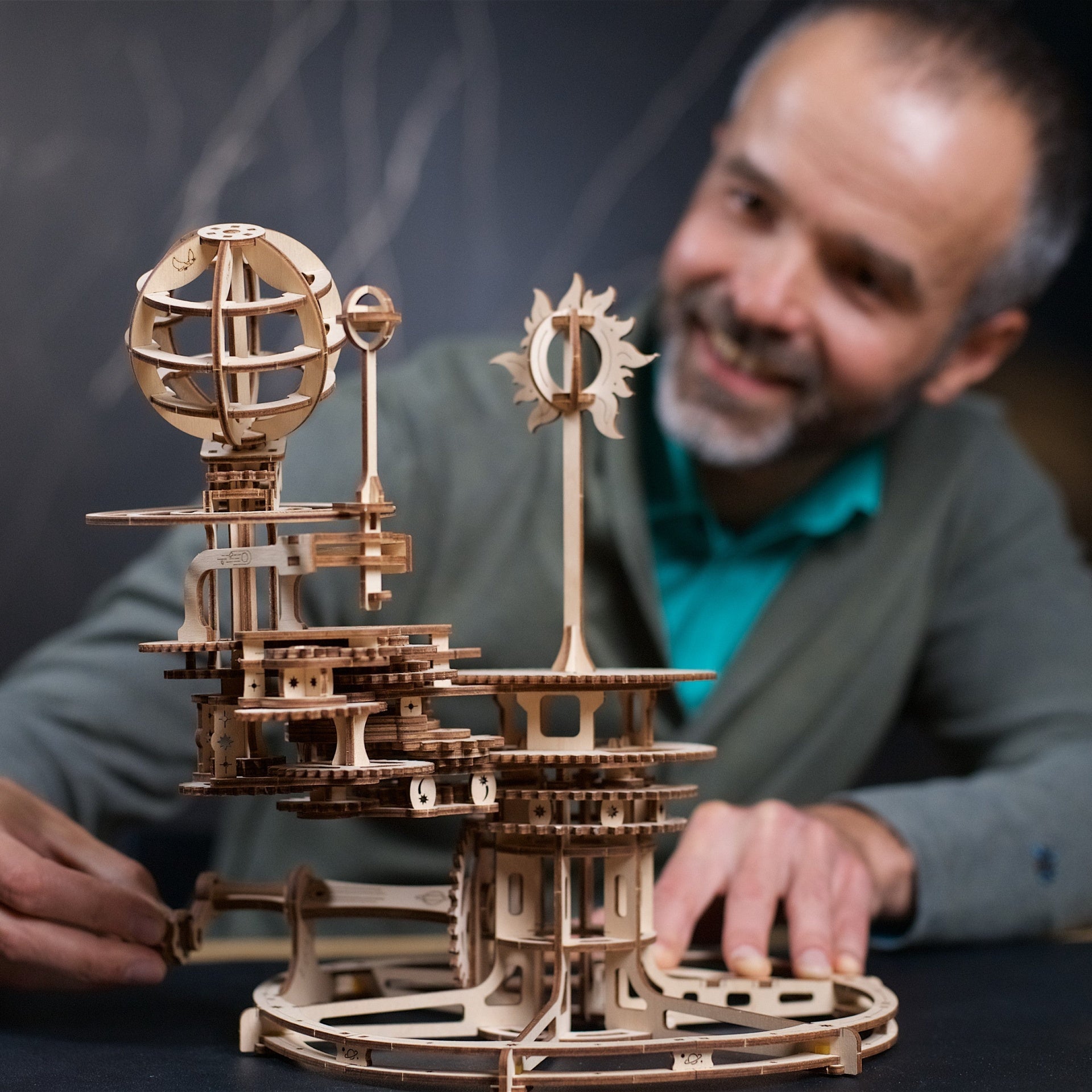 ugears-mechanical-tellurion-modello-meccanico-in-legno-sistema-sole-terra-luna image 7
