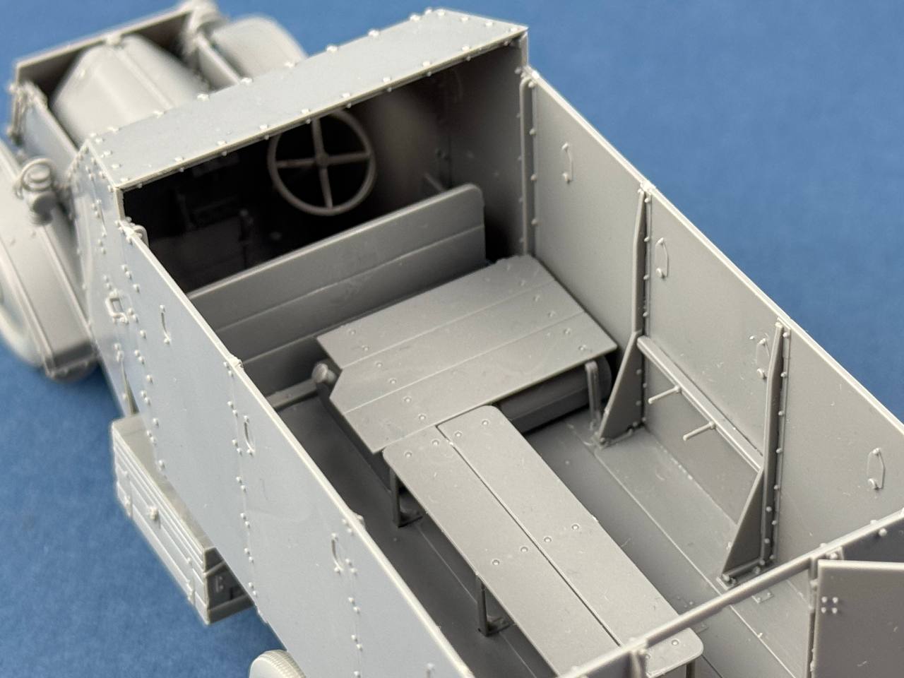 ak-interactive-1-35-armoured-tender-british-and-irish-service-kit-autocarro-mili image 5
