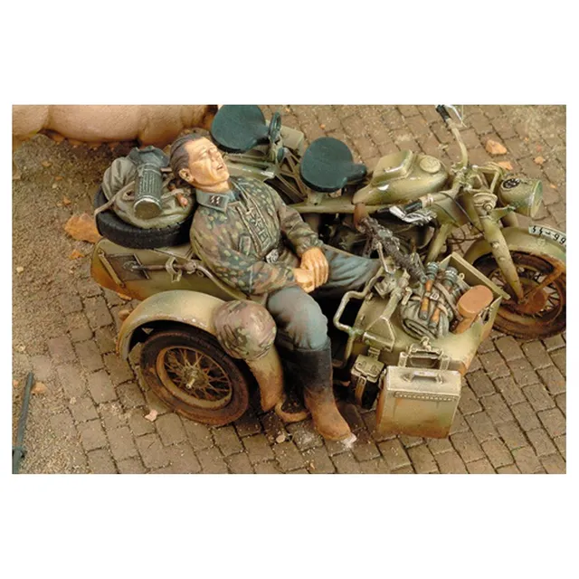 ak-interactive-sleeping-ss-grenadier-wwii-1-35-figura-soldato-seduto image 1