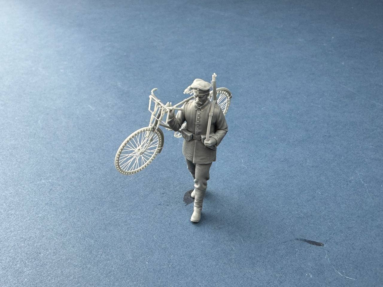 ak-interactive-1-35-german-cyclist-carrying-bicycle-figura-con-bicicletta image 6