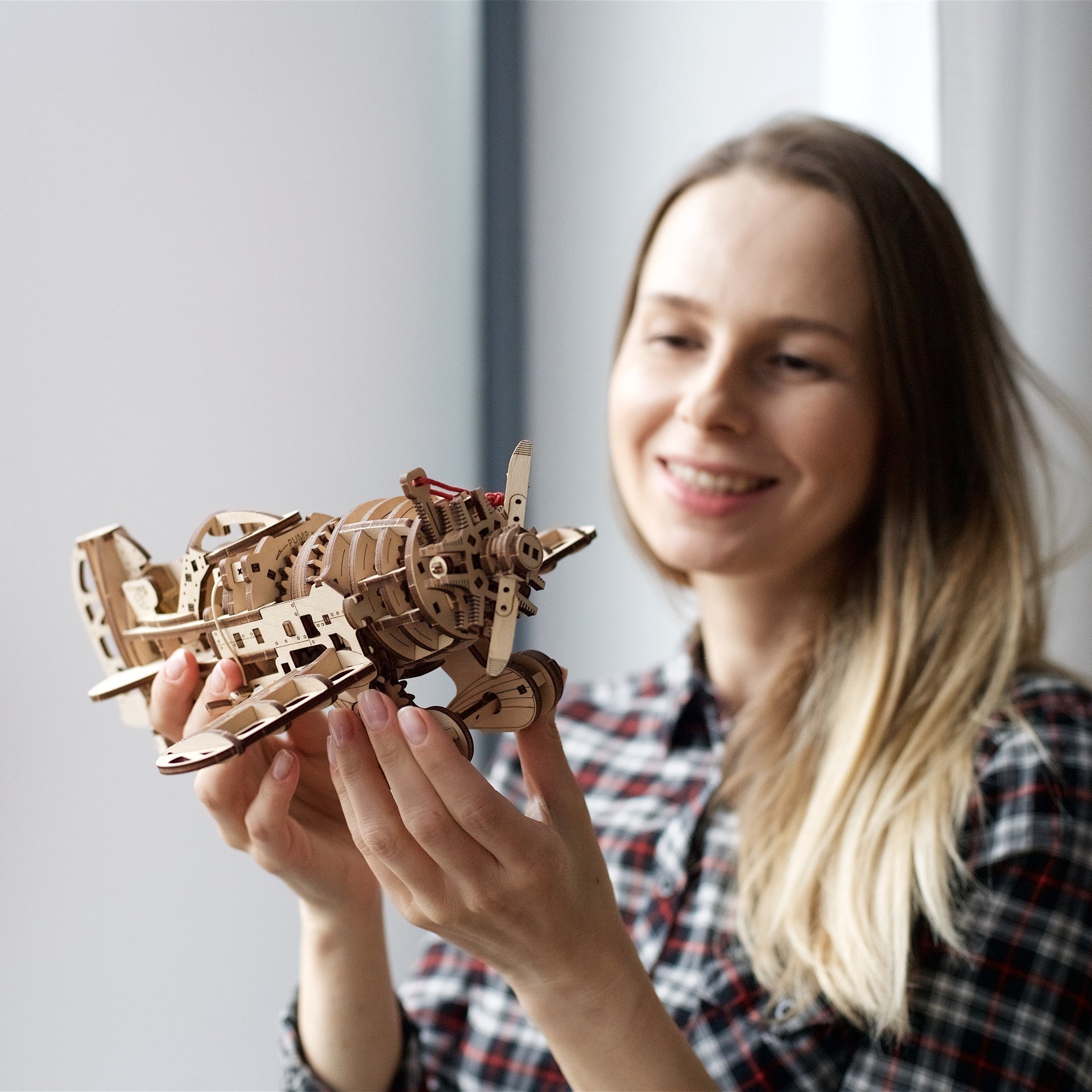 ugears-mad-hornet-airplane-modellino-meccanico-ad-elastico-in-legno-serie-medium image 8
