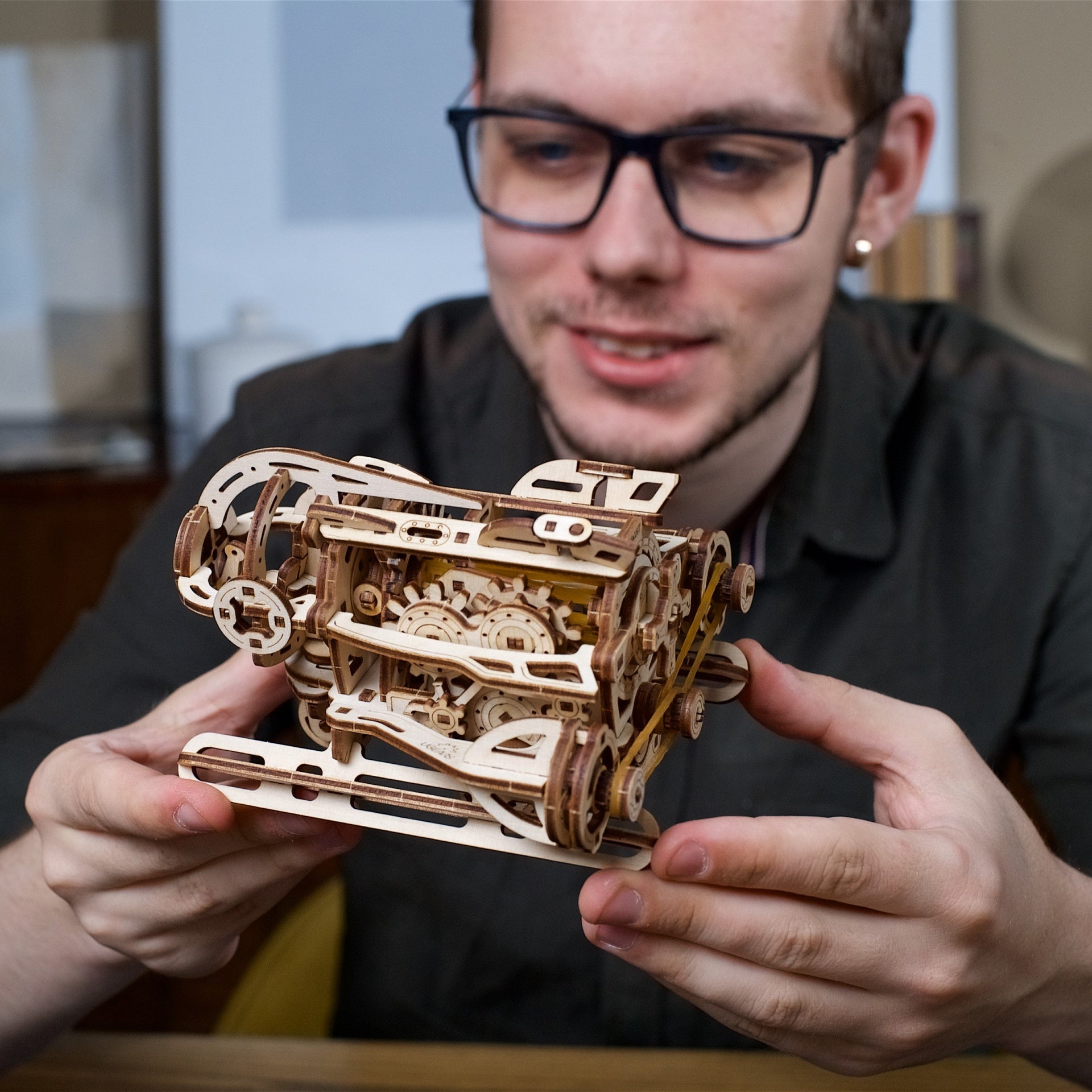 ugears-steampunk-submarine-sottomarino-in-legno-1-48-con-motore-a-elastico image 7