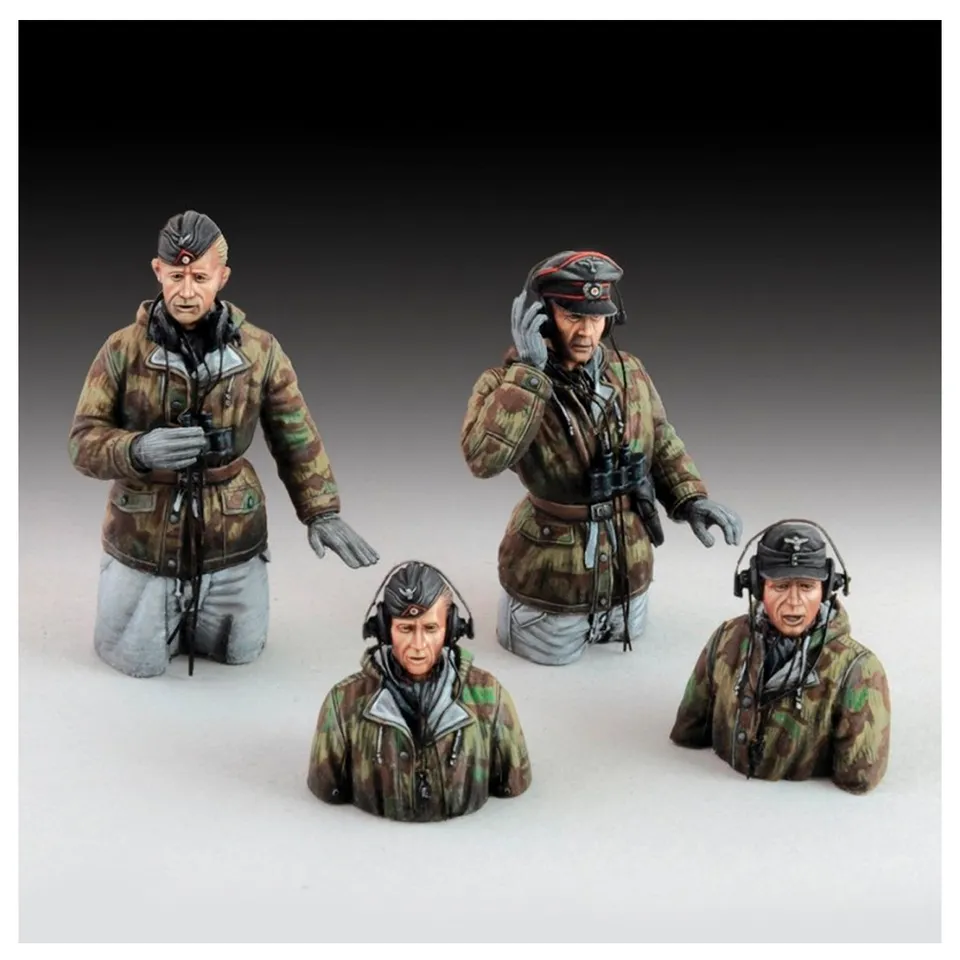 ak-interactive-german-tank-crew-in-winter-dress-wwii-1-72 image 1