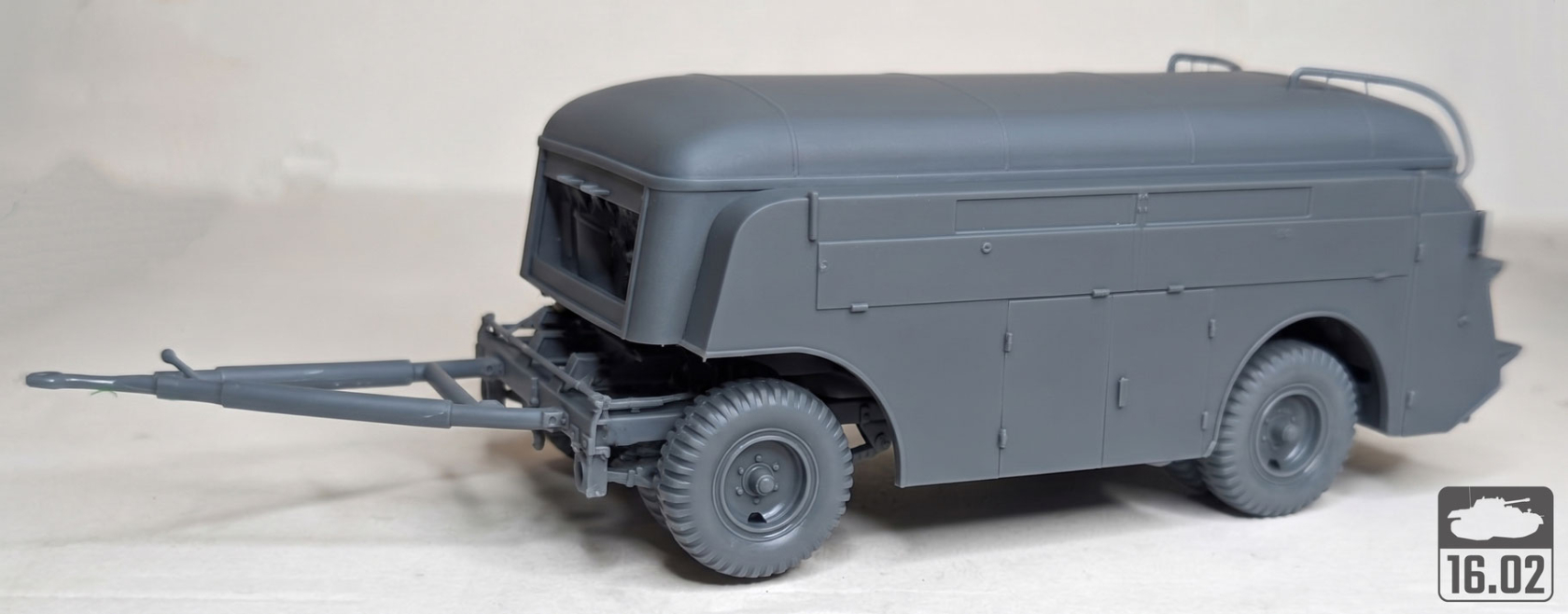 ak-interactive-flugbetriebsstoff-kesselwagen-anh-nger-sd-ah-454-1-35-kit-di-mode image 4