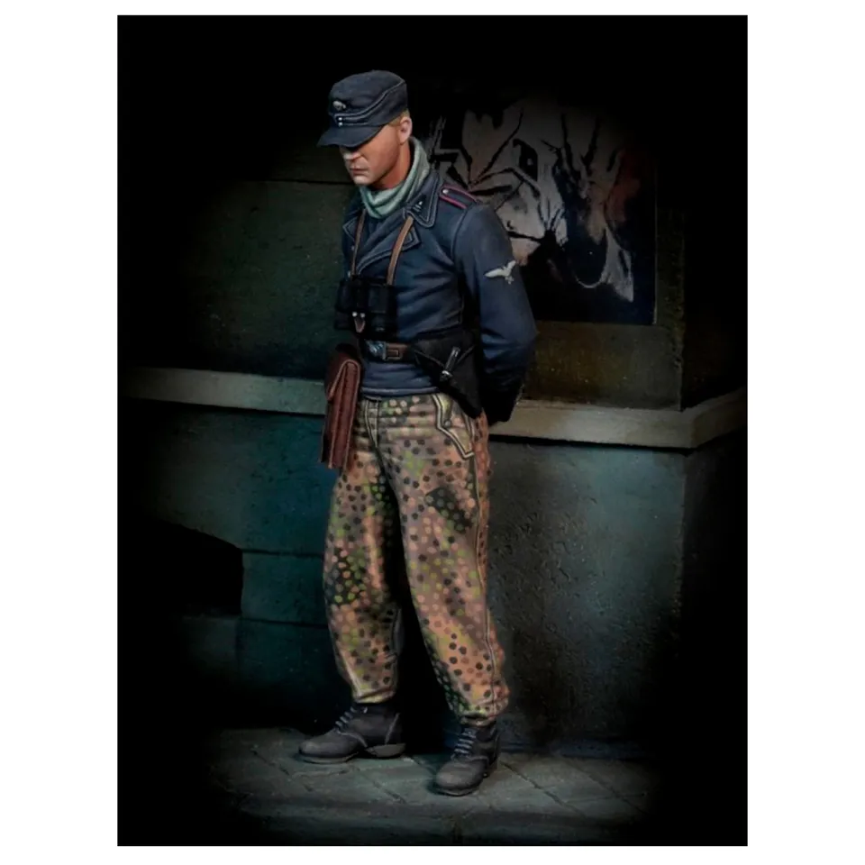 ak-interactive-german-tanker-with-arms-backward-wwii-1-35-kit-di-modellismo image 1