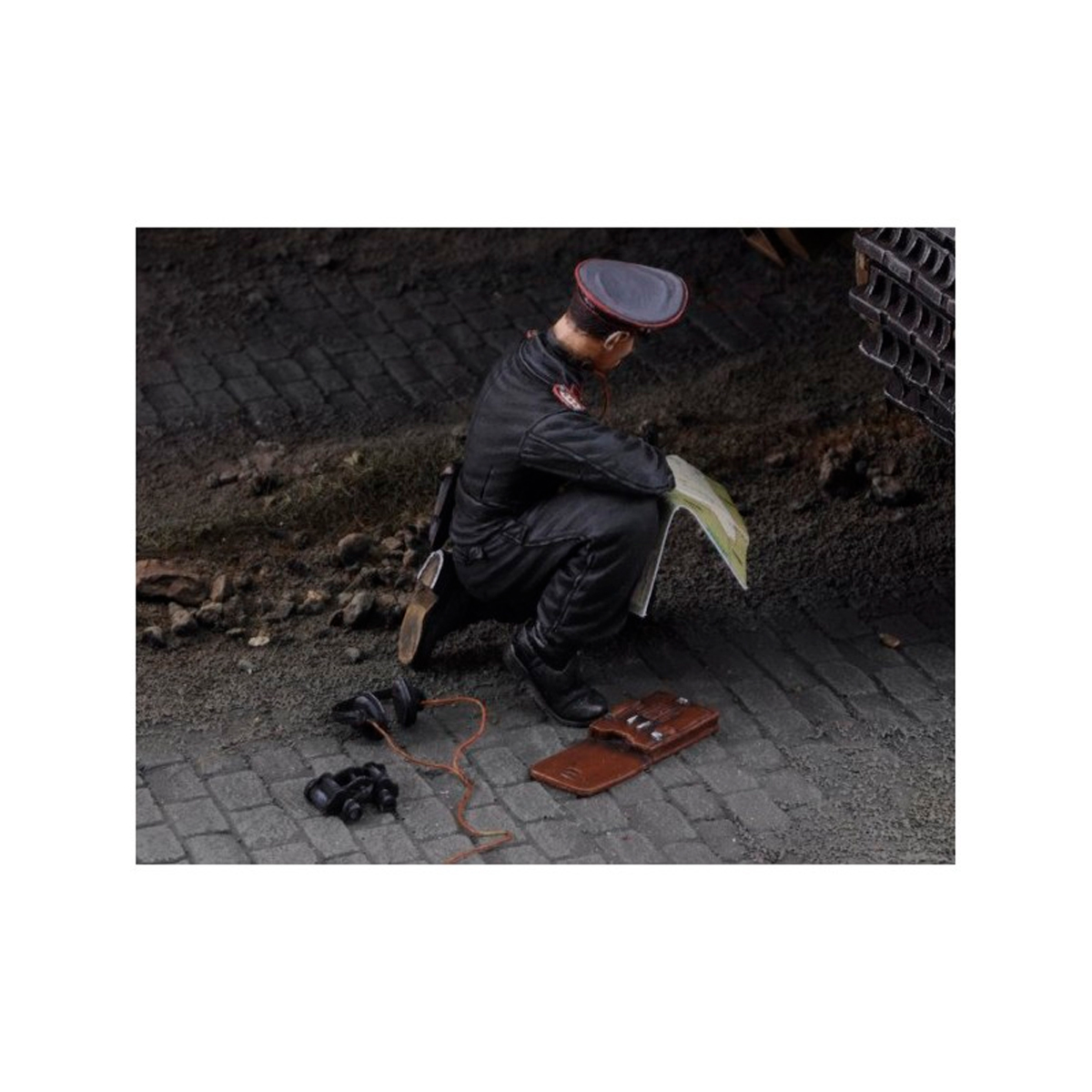 ak-interactive-waffen-ss-tank-commander-with-map-figura-wwii-in-scala-1-35 image 6