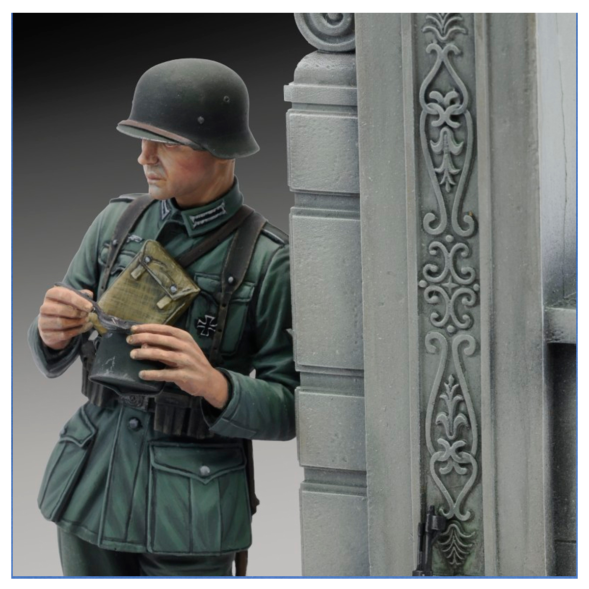 ak-interactive-german-soldier-eating-wwii-75-mm-figurino-da-dipingere image 1