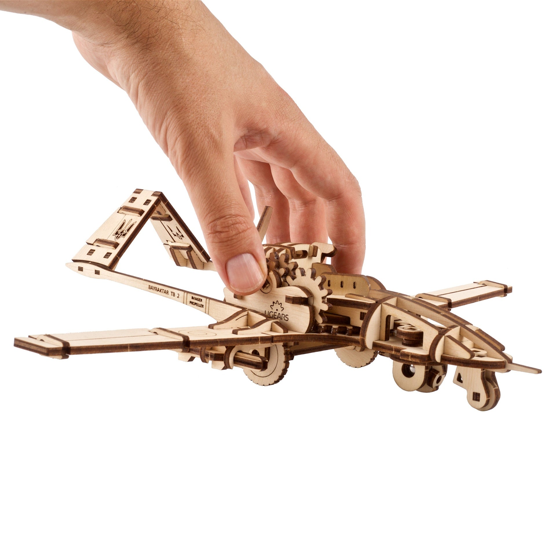 ugears-bayraktar-tb2-drone-da-combattimento-model-kit-in-legno-3d image 4