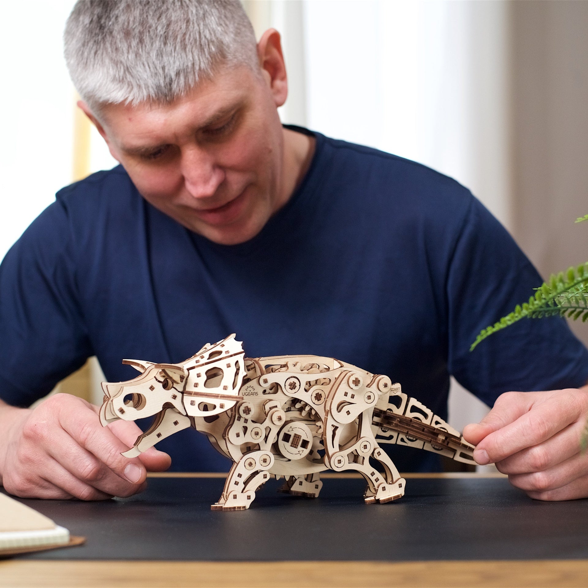 ugears-triceratops-dinosauro-meccanico-in-legno-da-costruire image 7