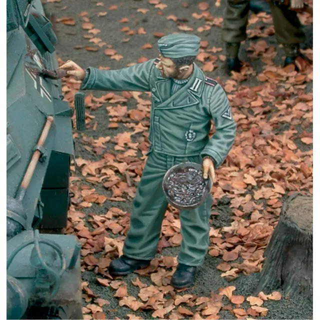 ak-interactive-figurina-german-tanker-getting-mud-camouflage-wwii-in-scala-1-35 image 1