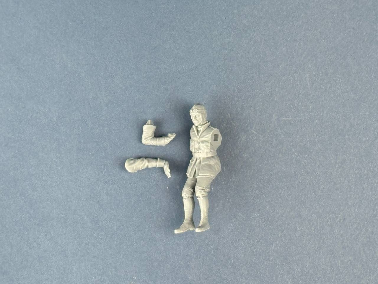 ak-interactive-french-airman-jumping-from-his-nieuport-1-32-figura-da-costruire- image 3