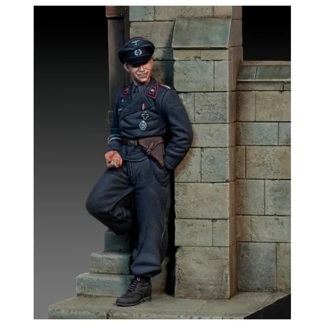 ak-interactive-german-tanker-leaning-against-the-wall-figura-wwii-in-scala-1-35 image 1
