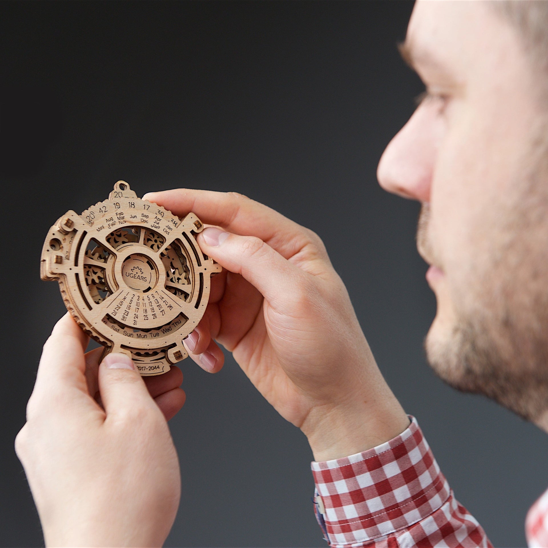 ugears-date-navigator-2-0-calendario-meccanico-steampunk-in-legno image 7