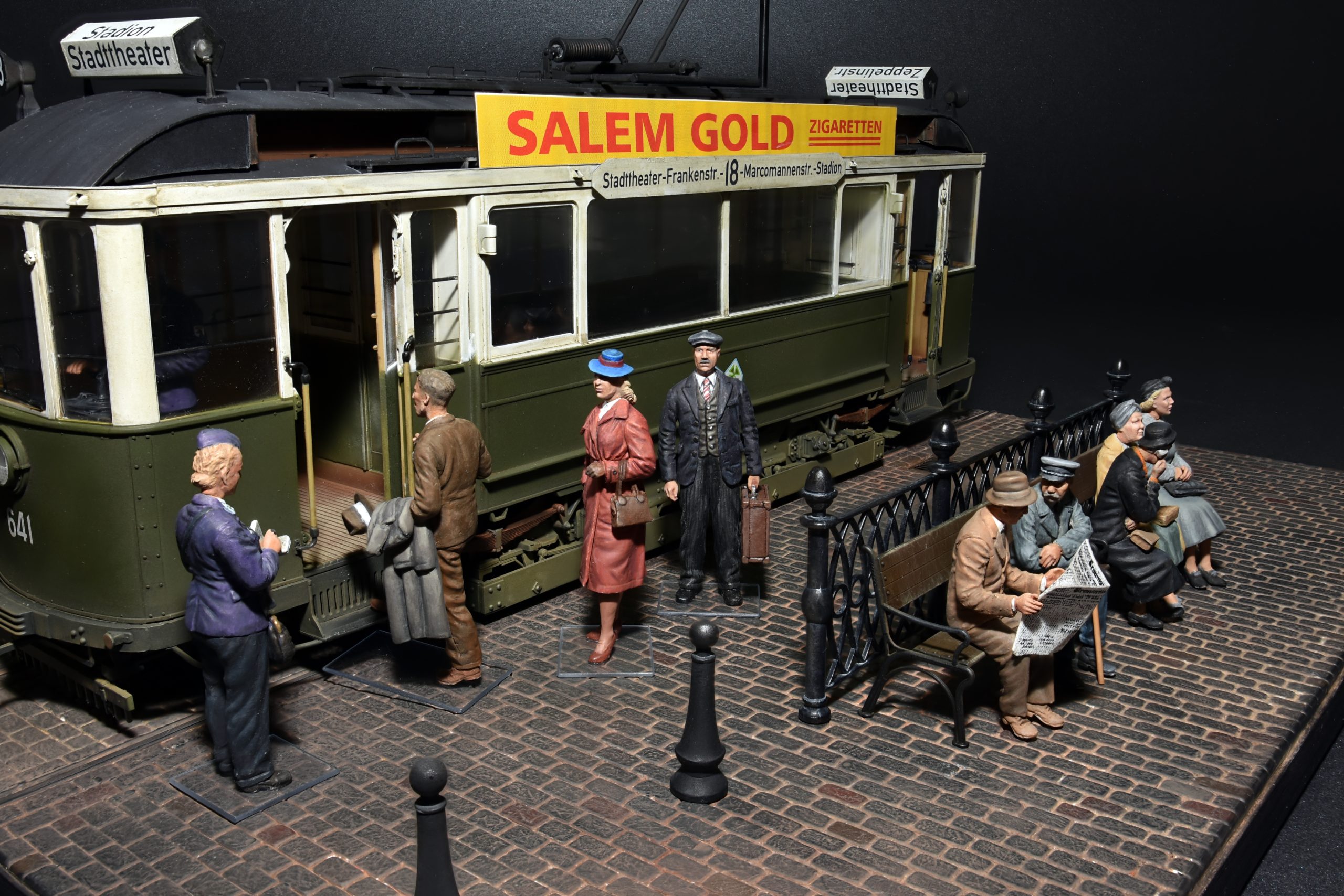 ak-interactive-1-35-european-tramcar-con-equipaggio-e-passeggeri-kit-modellismo- image 6