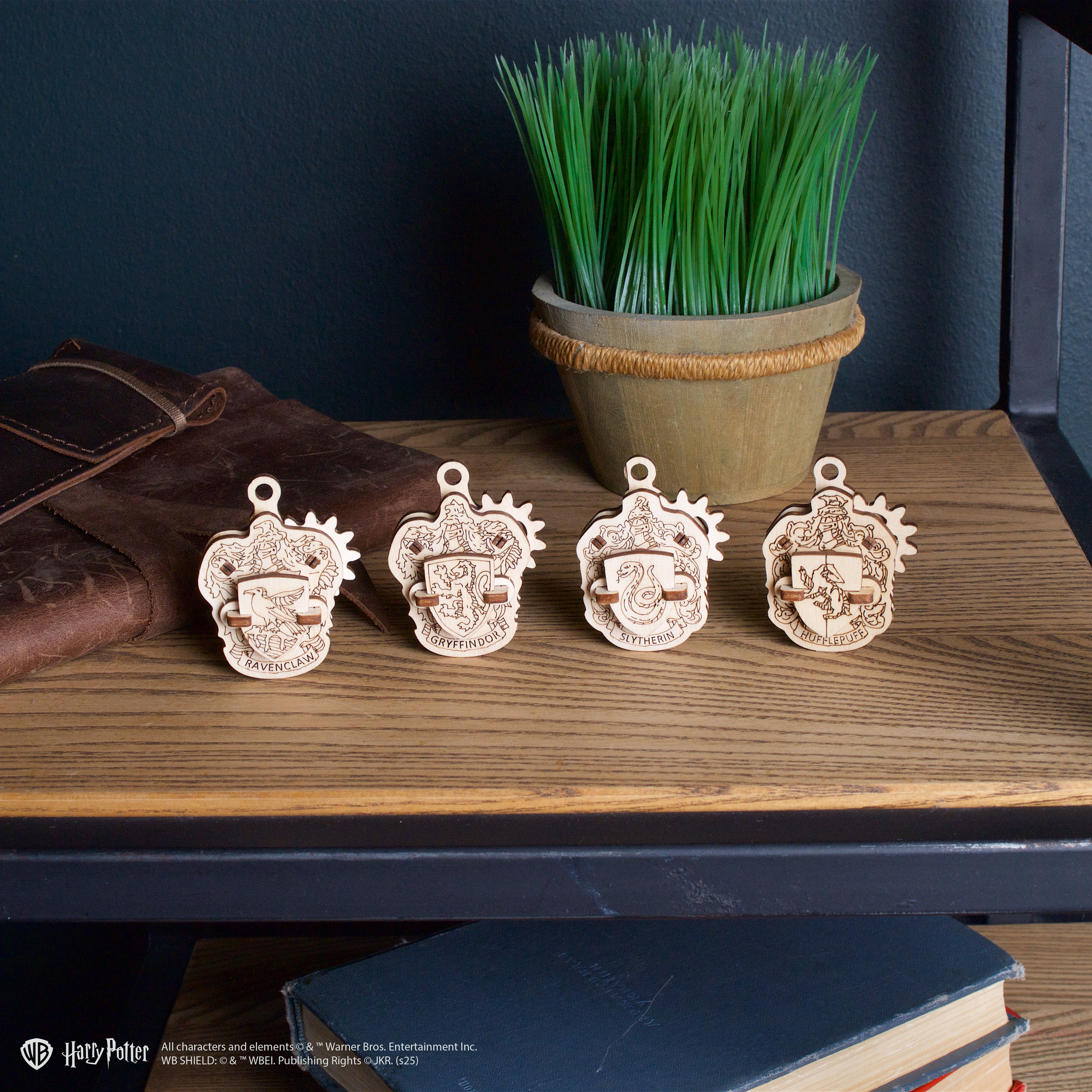 ugears-hogwarts-houses-fidgets-kit-di-modellismo-in-legno image 2