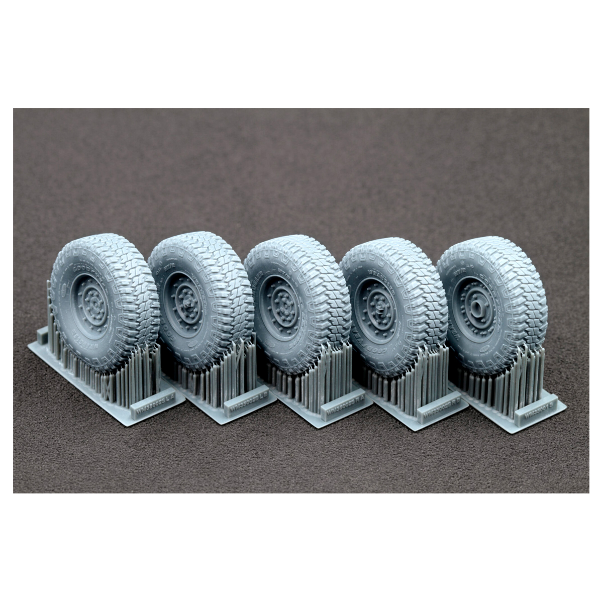 ak-interactive-hmmwv-mt-r-12-bolt-weighted-wheel-set-1-35-set-di-ruote-ponderate image 2