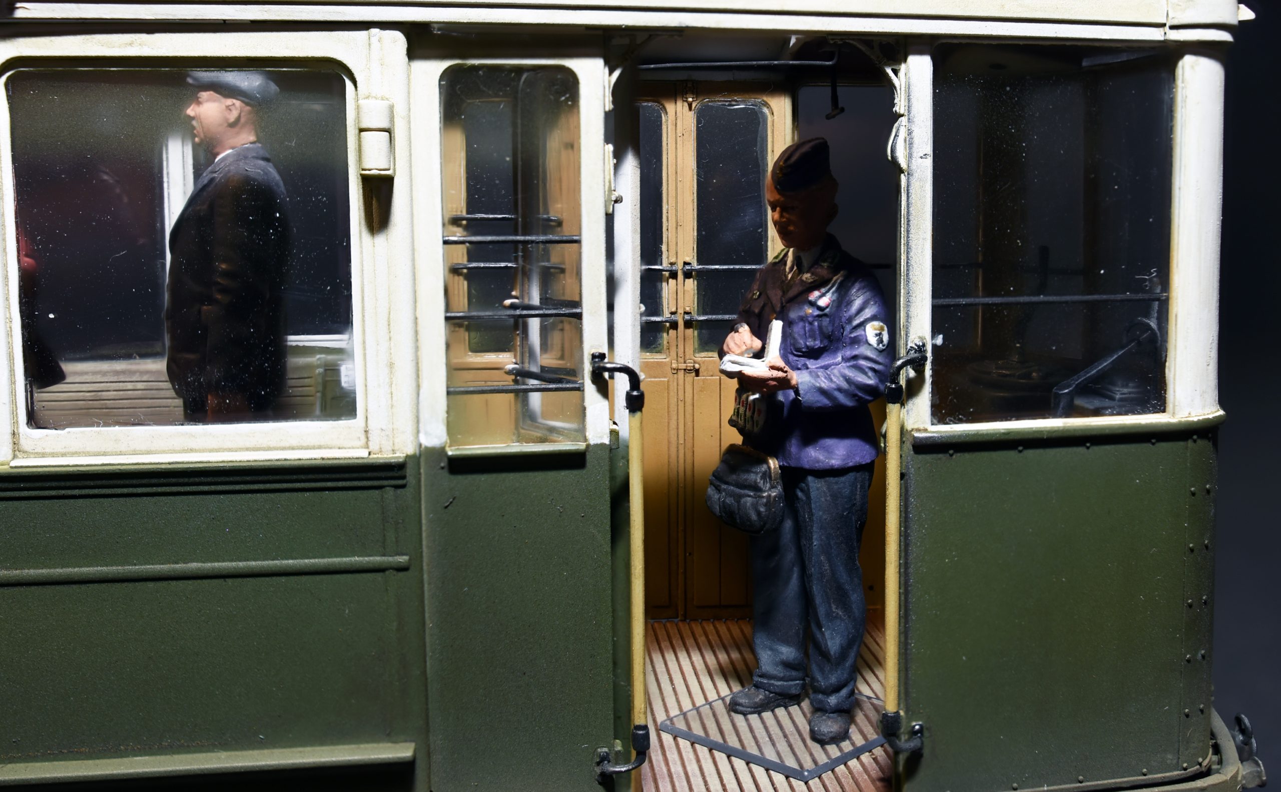ak-interactive-1-35-european-tramcar-con-equipaggio-e-passeggeri-kit-modellismo- image 2
