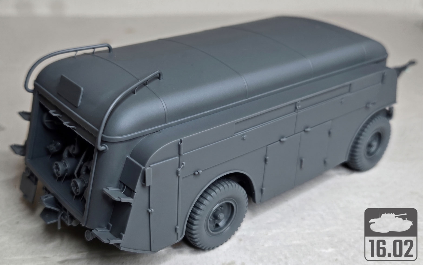 ak-interactive-flugbetriebsstoff-kesselwagen-anh-nger-sd-ah-454-1-35-kit-di-mode image 5