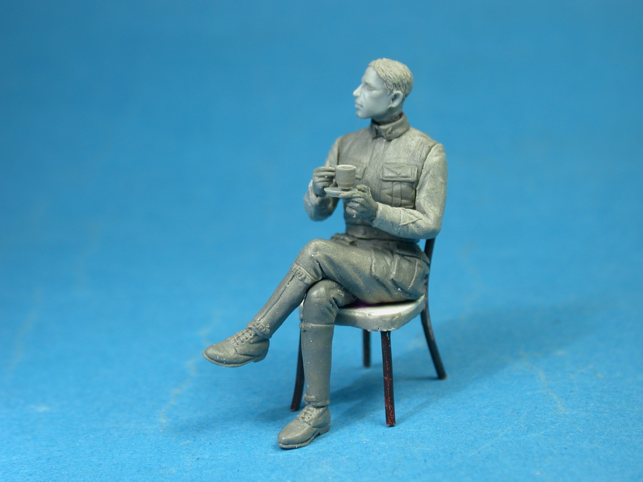 ak-interactive-french-airman-coffee-with-croissant-1-32-figura-da-dipingere image 3