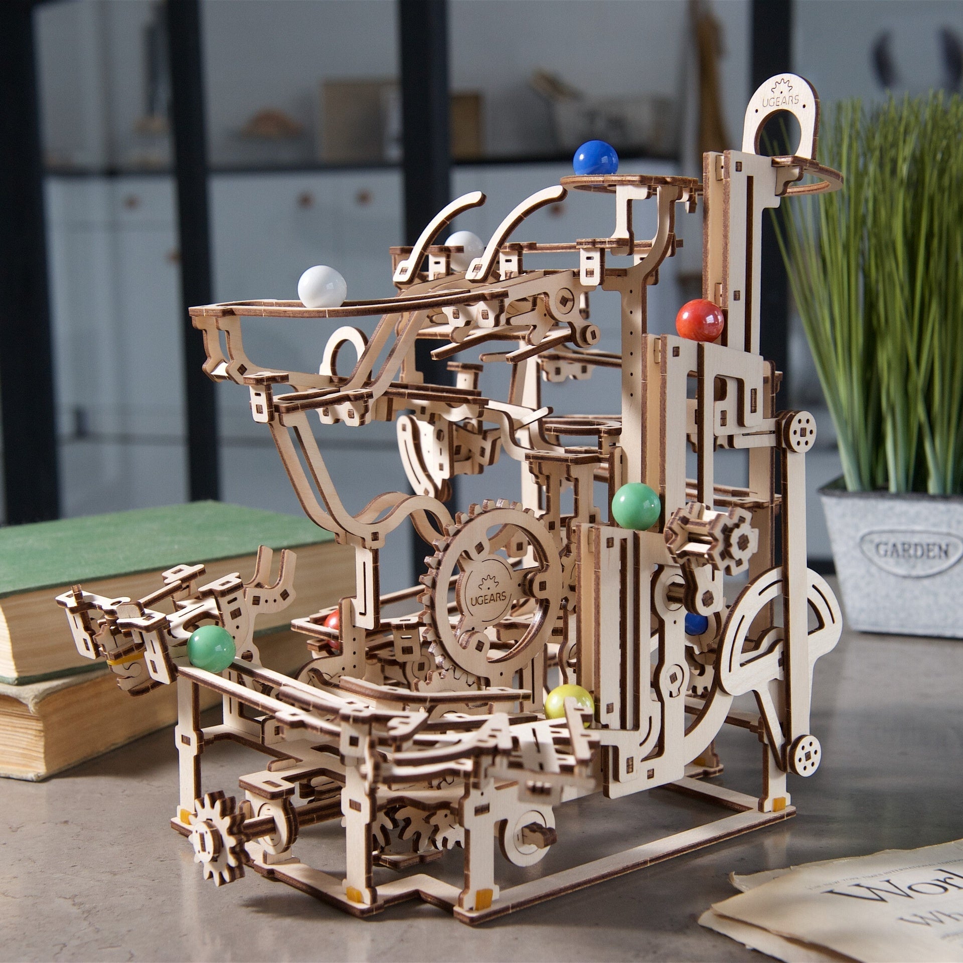 ugears-marble-run-tiered-hoist-percorso-biglie-in-legno-con-montacarichi-a-manov image 8