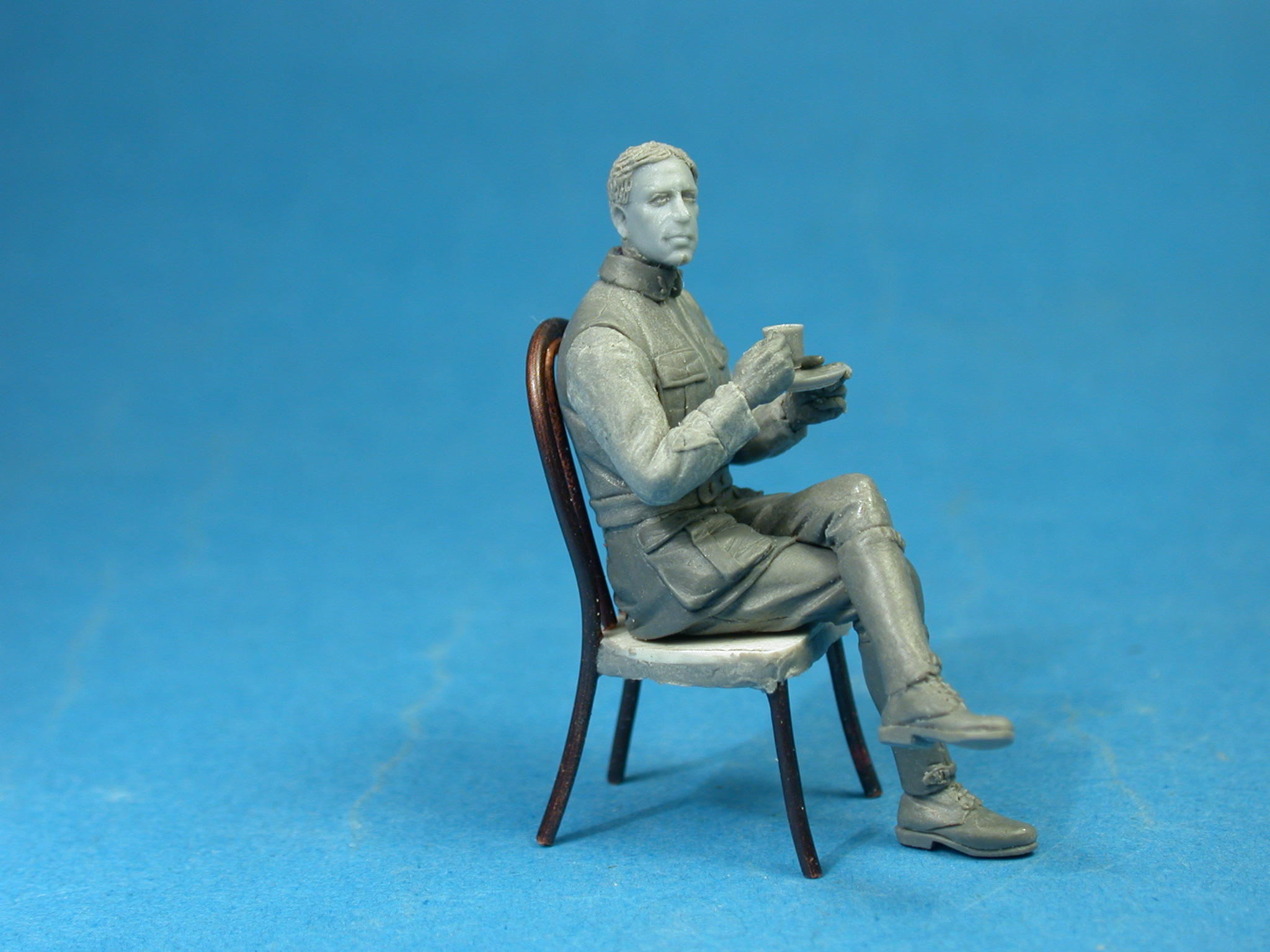 ak-interactive-french-airman-coffee-with-croissant-1-32-figura-da-dipingere image 4