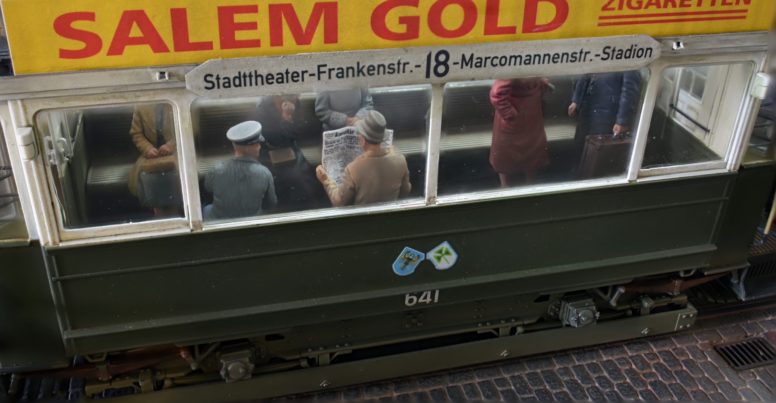 ak-interactive-1-35-european-tramcar-con-equipaggio-e-passeggeri-kit-modellismo- image 5