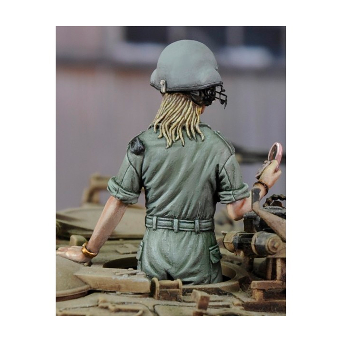 ak-interactive-israeli-woman-tanker-call-from-my-boyfriend-1-35-figura-modellism image 2