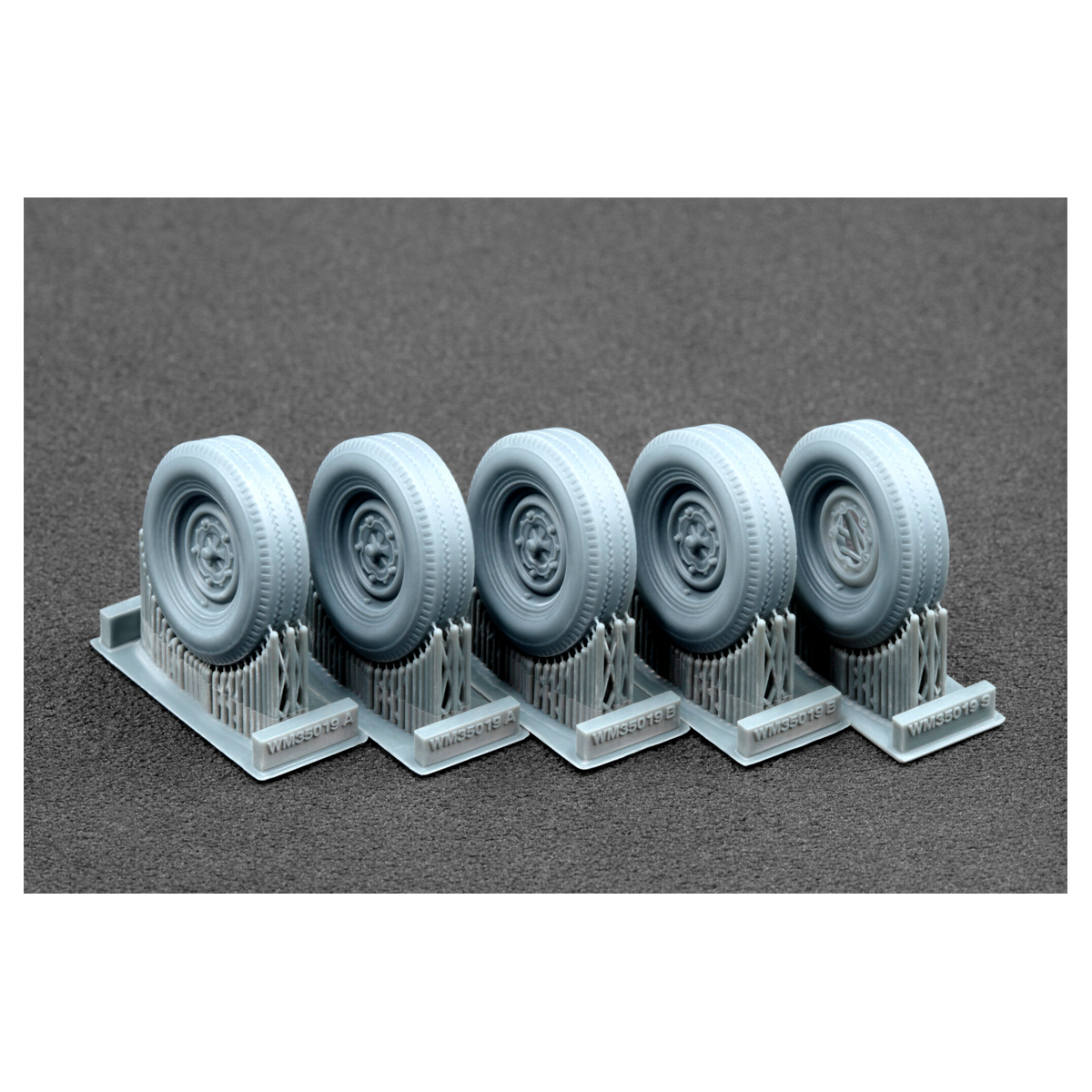 ak-interactive-set-ruote-ordinarie-per-cargo-truck-t2-in-scala-1-35 image 2