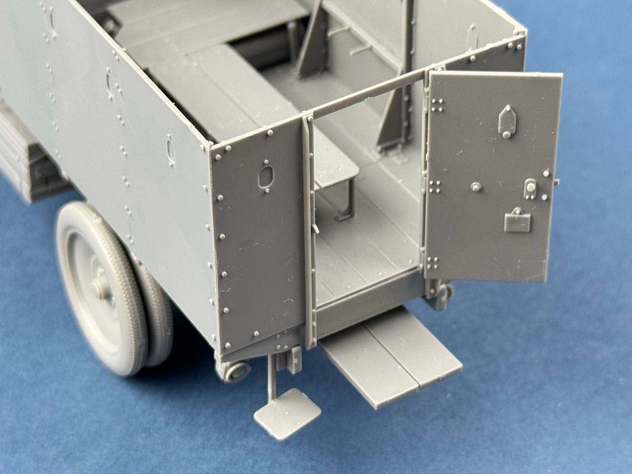 ak-interactive-1-35-armoured-tender-british-and-irish-service-kit-autocarro-mili image 4