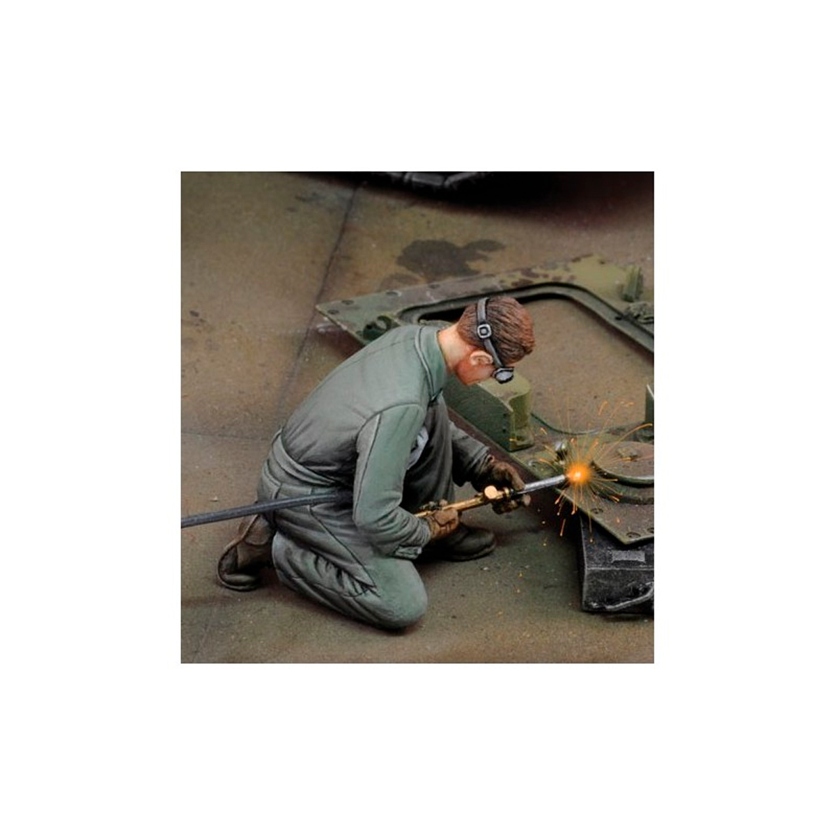 ak-interactive-weld-man-no-2-1-35-figura-saldatore image 1