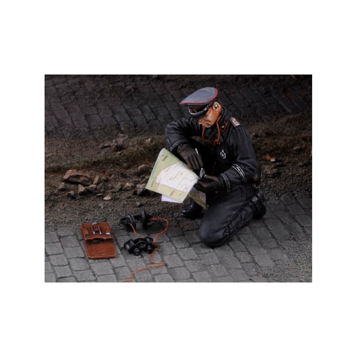 ak-interactive-waffen-ss-tank-commander-with-map-figura-wwii-in-scala-1-35 image 2