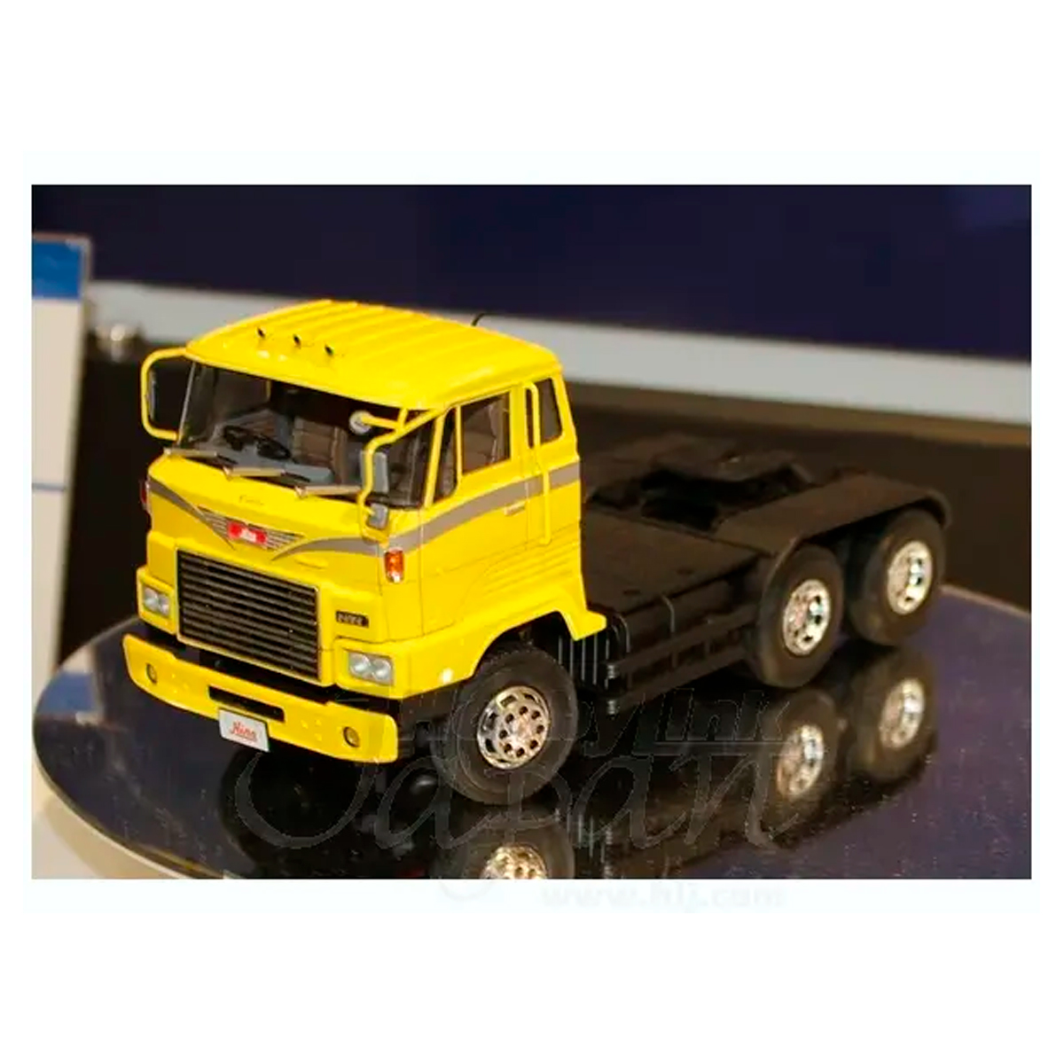 ak-interactive-1-32-1981-hino-hh-tractor-kit-modello-camion-in-scala-1-32 image 2