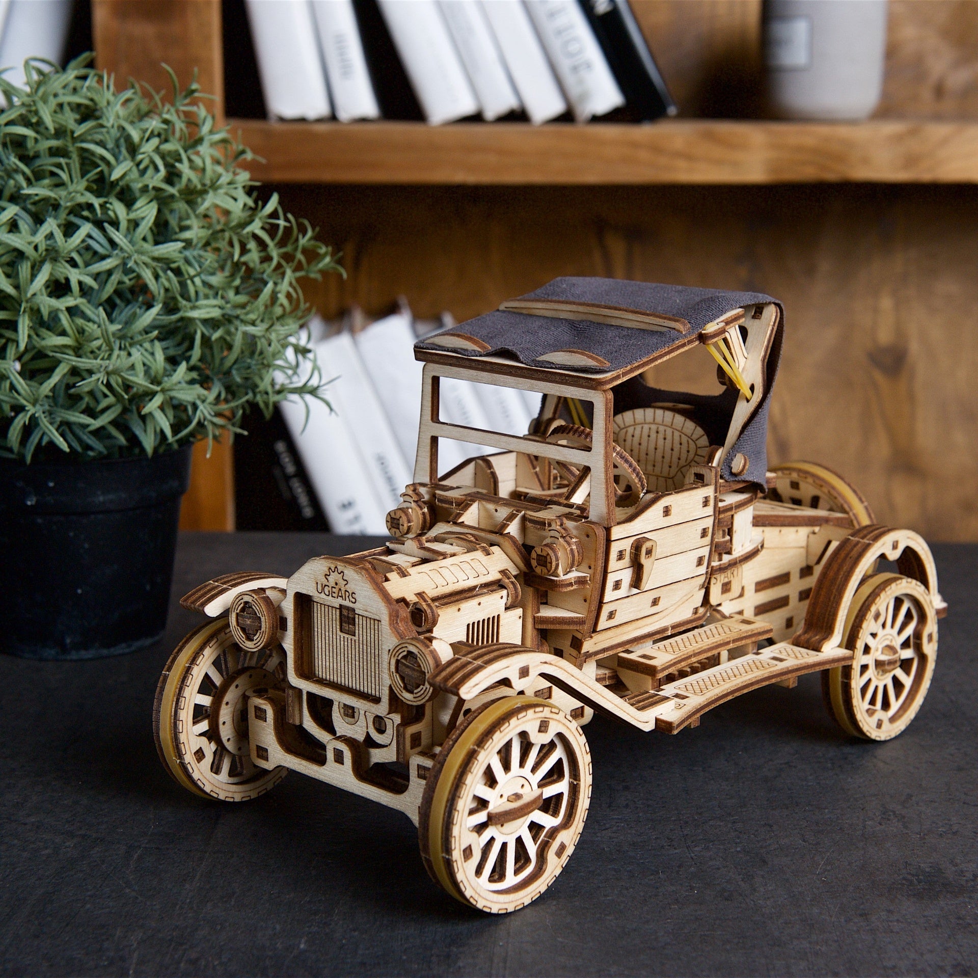 ugears-retro-car-ugr-t-kit-di-modellismo-in-legno-da-costruire image 7