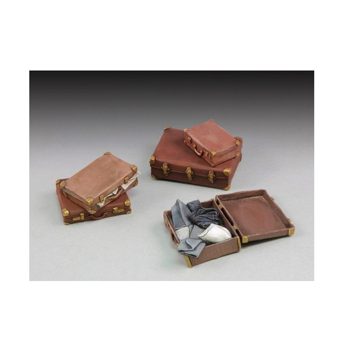 ak-interactive-assorted-suitcases-1-35-set-valigie-per-diorami image 1