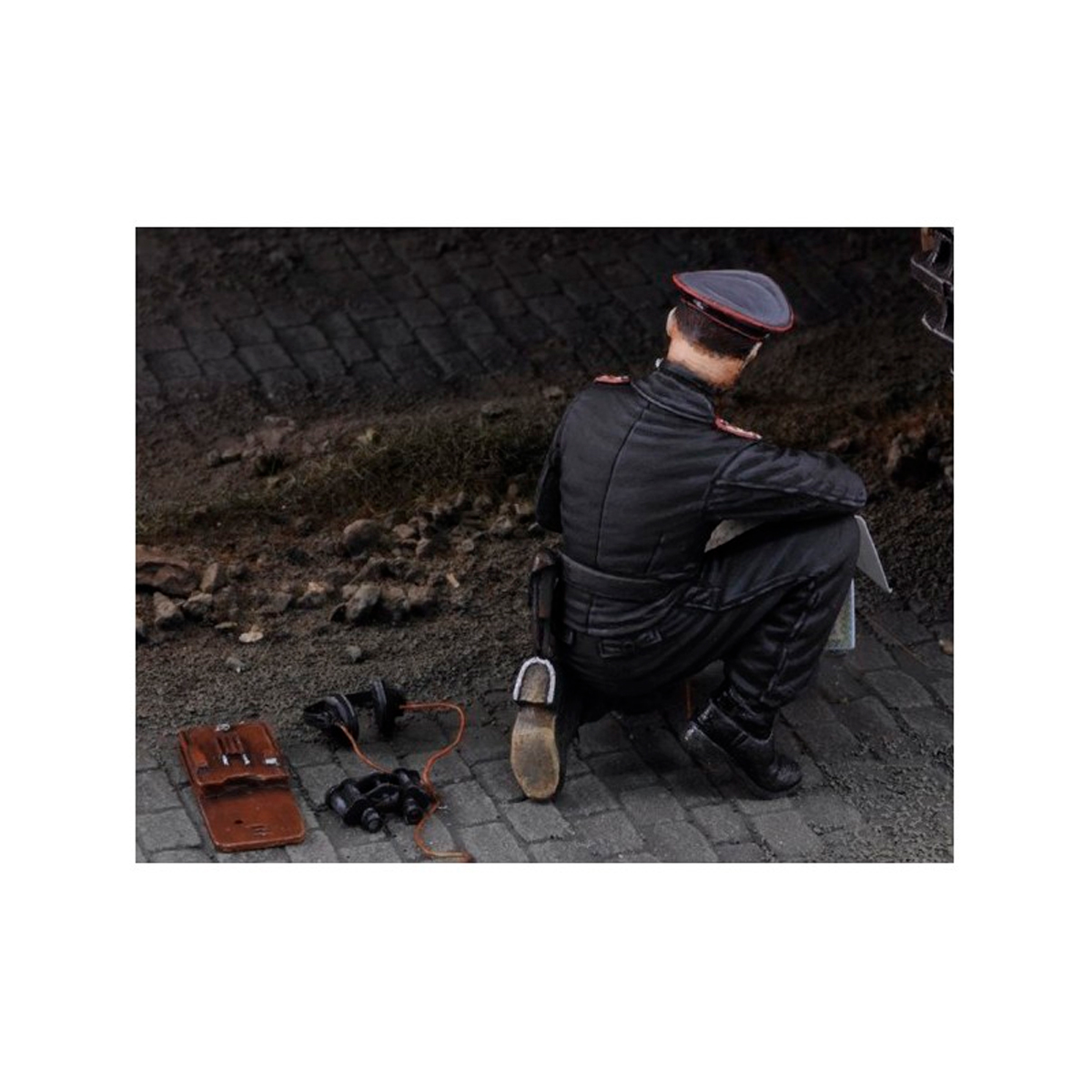 ak-interactive-waffen-ss-tank-commander-with-map-figura-wwii-in-scala-1-35 image 3