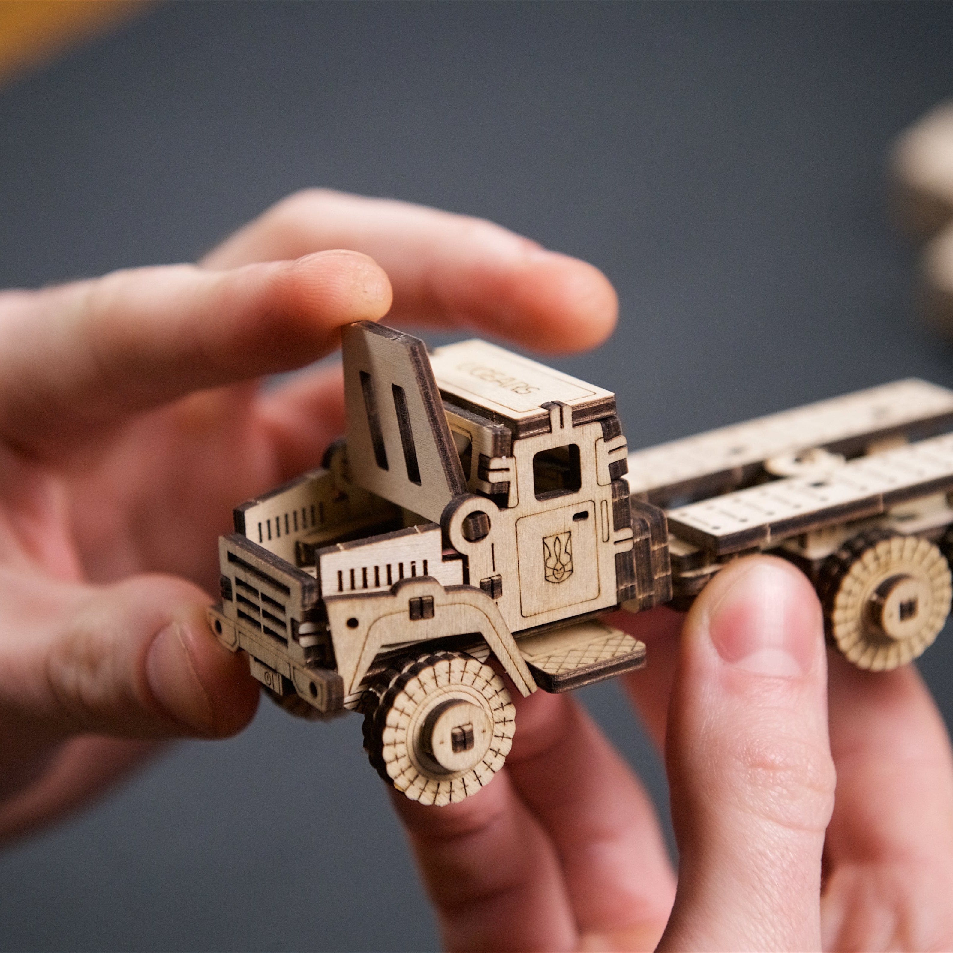 ugears-military-truck-kit-di-modellismo-in-legno-camion-militare-a-tre-assi image 6