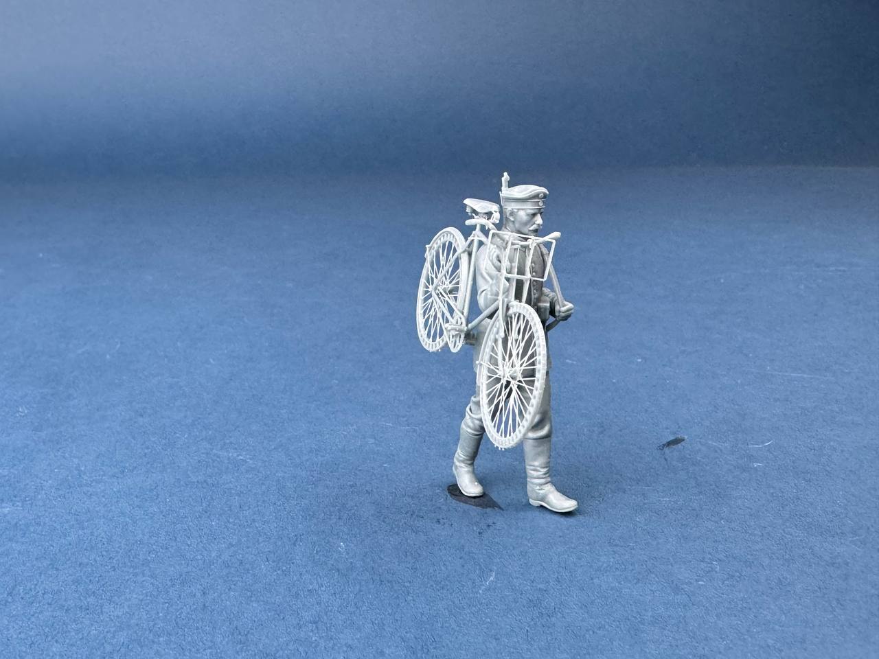 ak-interactive-1-35-german-cyclist-carrying-bicycle-figura-con-bicicletta image 4