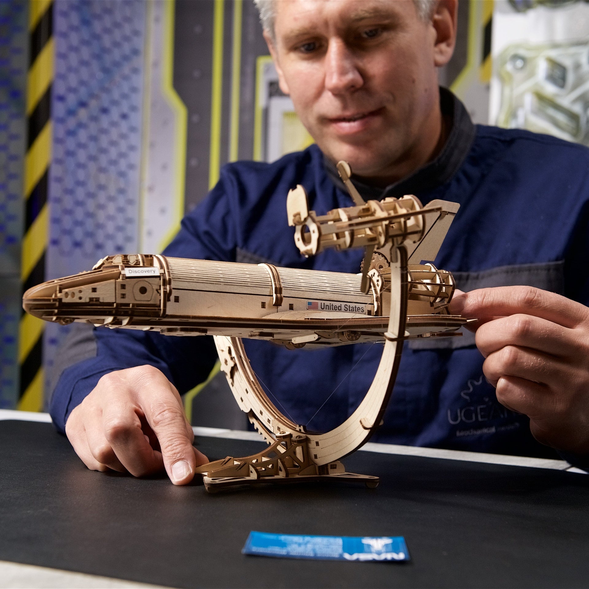 ugears-nasa-space-shuttle-discovery-kit-modellismo-legno image 7