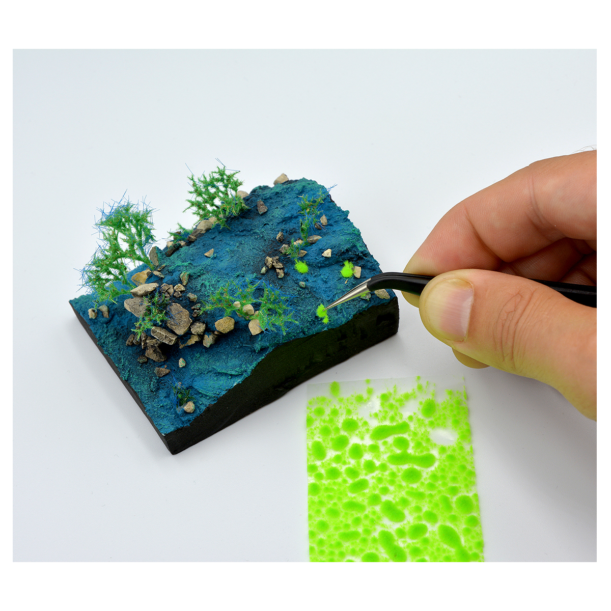 ak-interactive-radioactive-green-moss-effetto-muschio-verde-radioattivo-per-dior image 4