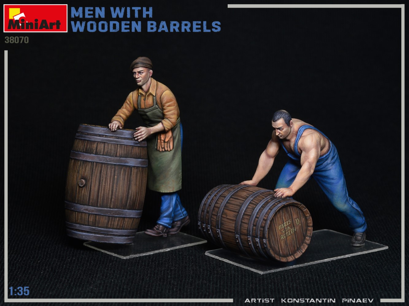 ak-interactive-1-35-men-with-wooden-barrels-figure-con-barili-in-legno-da-costru image 3