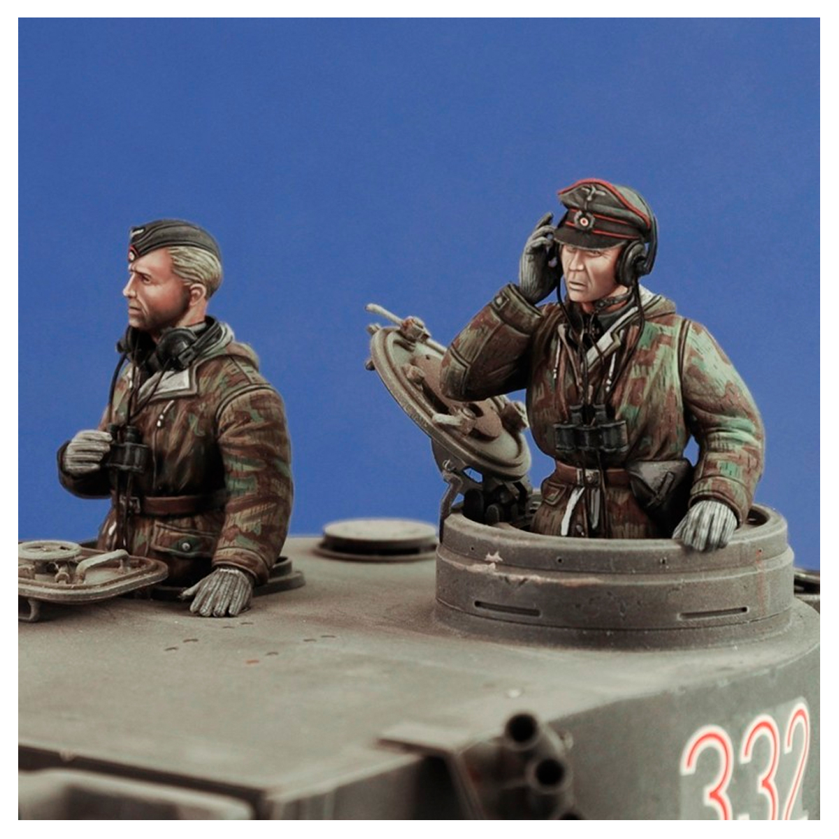 ak-interactive-german-tank-crew-in-winter-dress-wwii-1-72 image 2