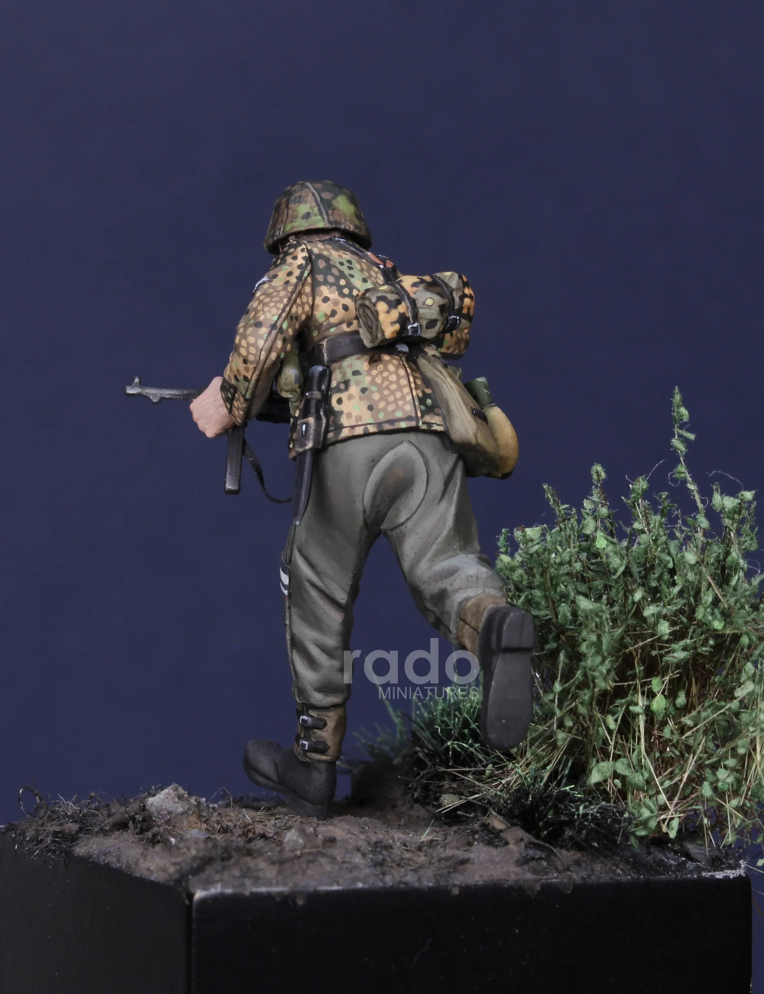 ak-interactive-w-ss-nco-con-mp40-normandia-1944-1-35-figura-in-resina image 4