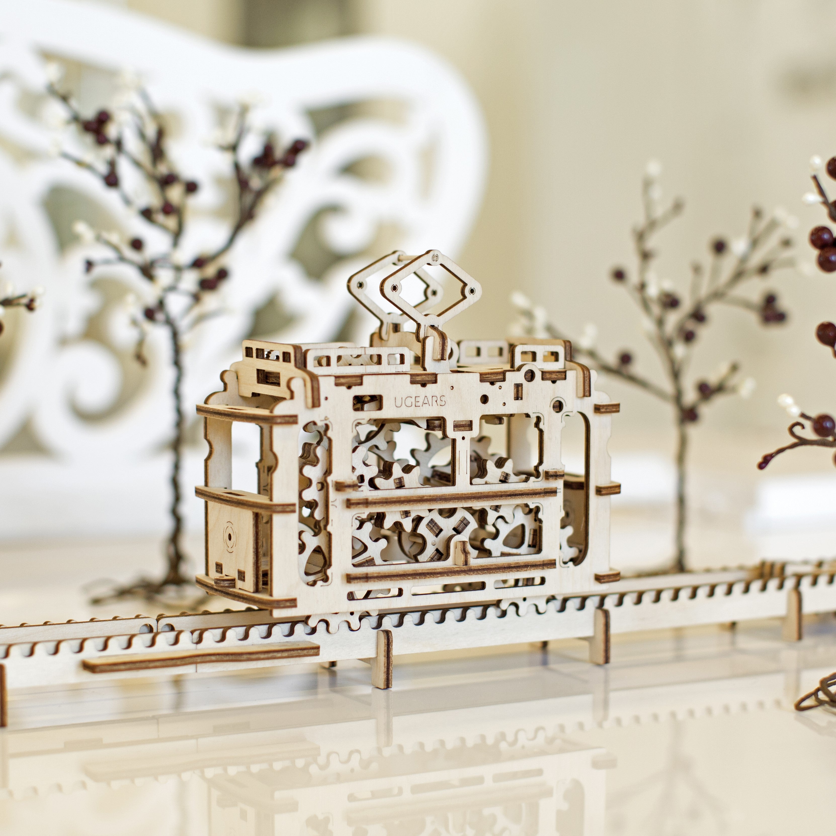 ugears-tram-on-rails-tram-a-rotaie-kit-legno-con-binari image 6