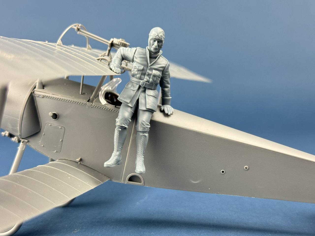 ak-interactive-french-airman-jumping-from-his-nieuport-1-32-figura-da-costruire- image 2