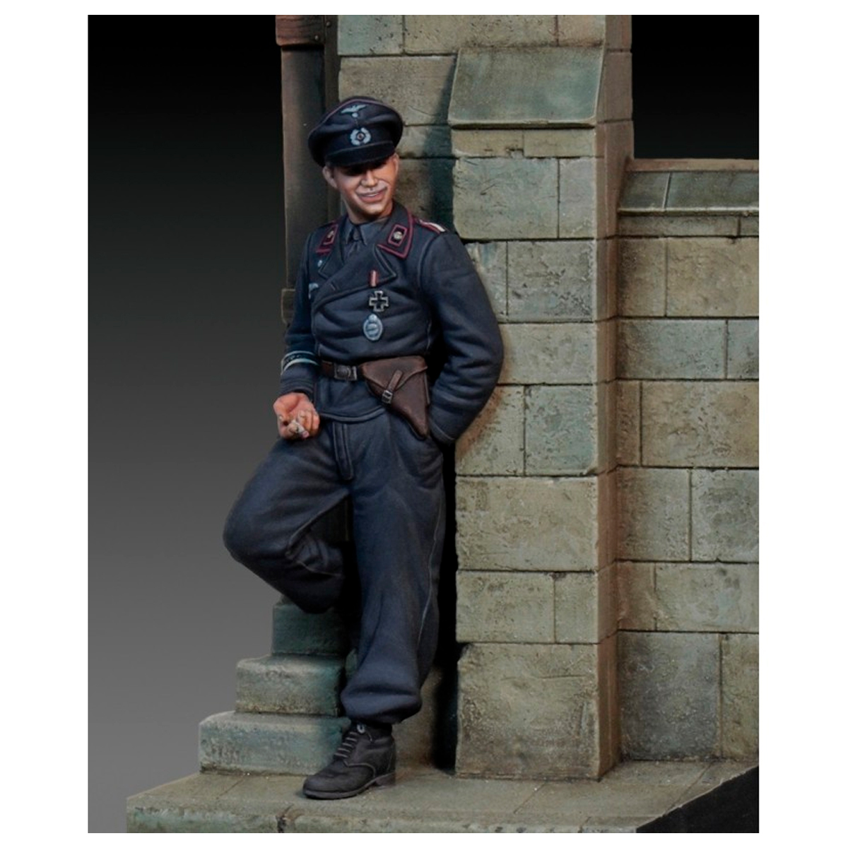 ak-interactive-german-tanker-leaning-against-the-wall-figura-wwii-in-scala-1-35 image 1